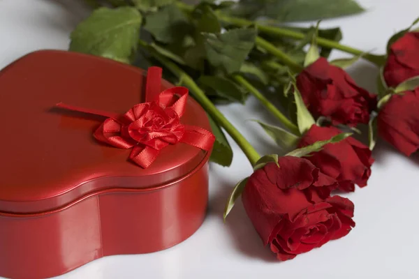 Bouquet Scarlet Roses Gift Box Shape Heart Five Flowers Lie — Stock Photo, Image