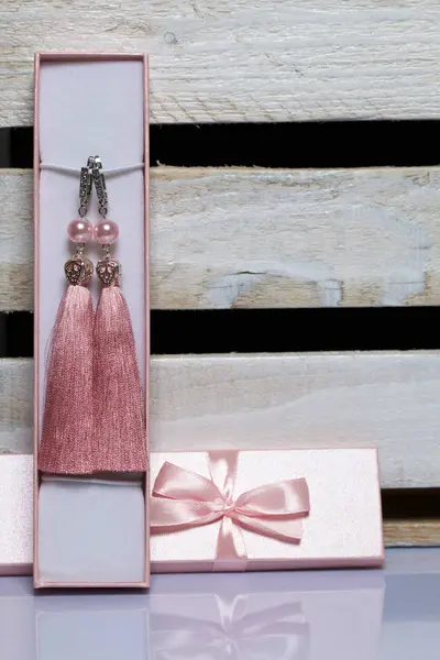 Ohrringe Aus Viskose Handgefertigt Zusammen Mit Geschenkverpackungen Vor Dem Hintergrund — Stockfoto