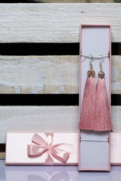 Ohrringe Aus Viskose Handgefertigt Zusammen Mit Geschenkverpackungen Vor Dem Hintergrund — Stockfoto