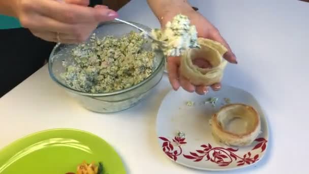 Het Oppervlak Van Tabel Een Salade Gebakken Bladerdeeg Een Vrouw — Stockvideo