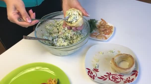 Tablo Yüzeyinde Bir Salata Pişmiş Puf Böreği Var Bir Kadın — Stok video