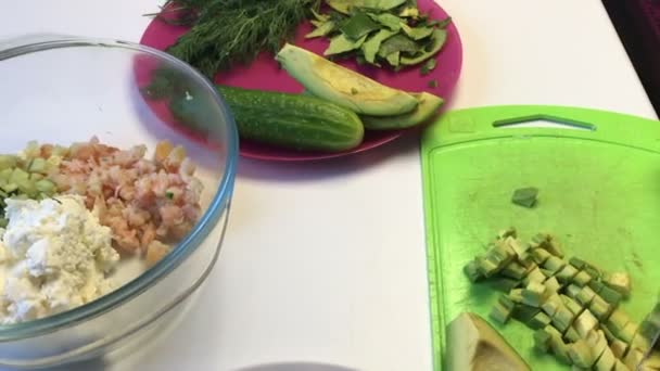 Tablo Yüzeyinde Bir Lor Kitle Sebze Karides Yemek Pişirmek Için — Stok video