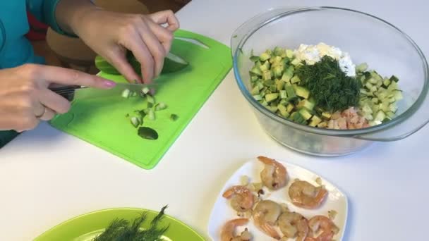 Superficie Mesa Encuentra Una Masa Cuajada Verduras Camarones Para Cocinar — Vídeos de Stock