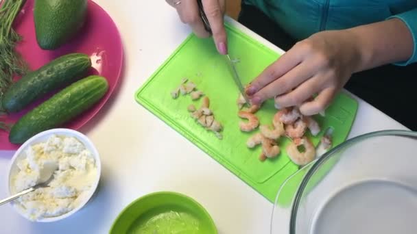 女人切煮虾 下表的表面是豆腐块和蔬菜做饭 — 图库视频影像