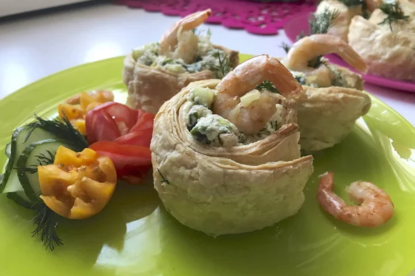 Mujer Limpia Camarones Cocidos Continuación Mesa Están Las Verduras Masa —  Fotos de Stock