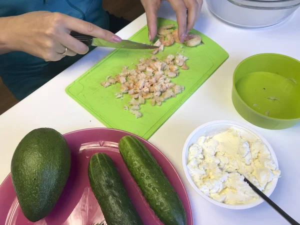 Mujer Corta Camarones Cocidos Siguiente Superficie Mesa Masa Cuajada Verduras —  Fotos de Stock