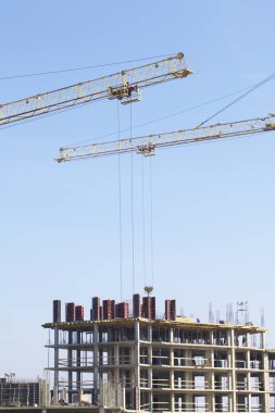 Bir bina inşaat betonarme çerçeve ile kule vinç.