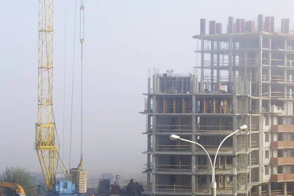 Turmdrehkräne Auf Dem Bau Eines Gebäudes Mit Stahlbetonrahmen Arbeitet Morgennebel — Stockfoto