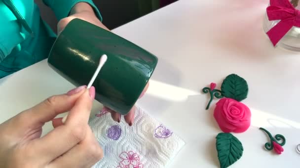 ポリマー粘土工芸品 女性は 接着剤でマグカップを塗ります 次にテーブルの上には そのポリマー粘土の装飾的な要素に ポリマー粘土の行われた漆喰で飾られたマグカップ — ストック動画