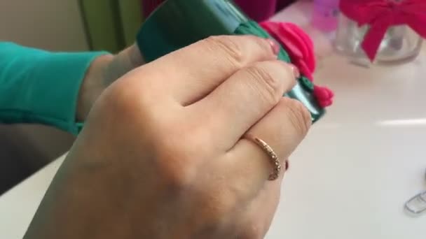 Artesanía Arcilla Polimérica Una Mujer Pega Una Flor Arcilla Polimérica — Vídeo de stock