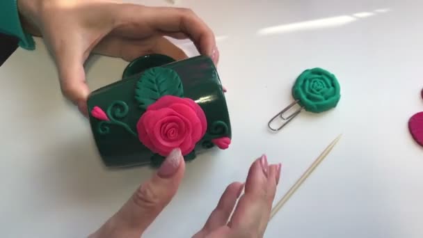 Artisanat Argile Polymère Une Femme Colle Une Fleur Argile Polymère — Video