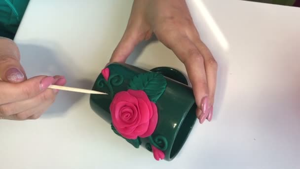 Artisanat Argile Polymère Femme Redresse Avec Une Brochette Bois Élément — Video