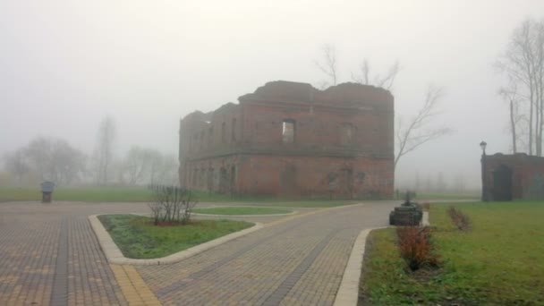 Die Ruinen Eines Alten Roten Backsteingebäudes Alles Ist Dichten Nebel — Stockvideo