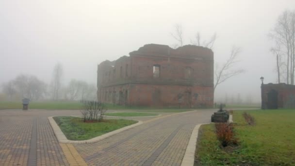 Les Ruines Vieux Bâtiment Briques Rouges Tout Est Enveloppé Dans — Video