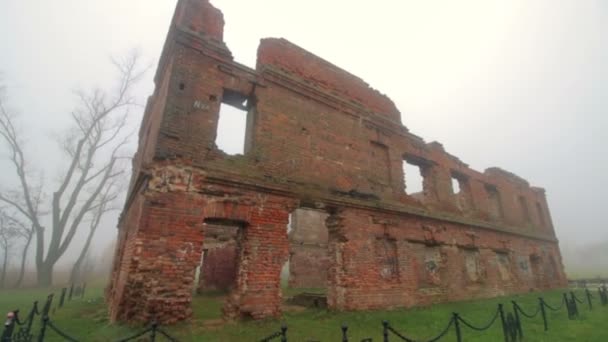 Las Ruinas Viejo Edificio Ladrillo Rojo Todo Está Envuelto Espesa — Vídeo de stock