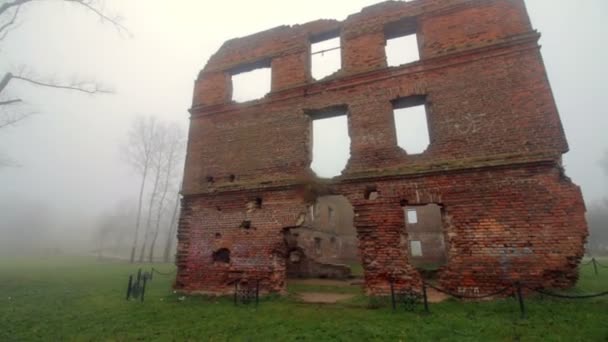 Rovine Vecchio Edificio Mattoni Rossi Tutto Avvolto Una Fitta Nebbia — Video Stock