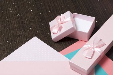 Sarma sunar. Hediye kutuları. Renk kağıt ambalaj için.