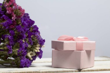 Sarma sunar. Hediye kutuları. Gelecek sonbahar Kuru çiçekler Buket olur. Beyaz bir arka plan üzerinde.