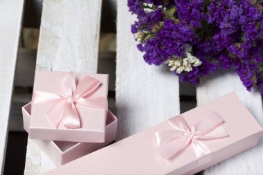 Sarma sunar. Hediye kutuları. Gelecek sonbahar Kuru çiçekler Buket olur. Bir ahşap kutu arka planı.