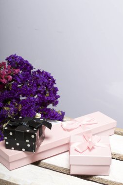 Sarma sunar. Hediye kutuları. Gelecek sonbahar Kuru çiçekler Buket olur. Bir ahşap kutu arka planı.