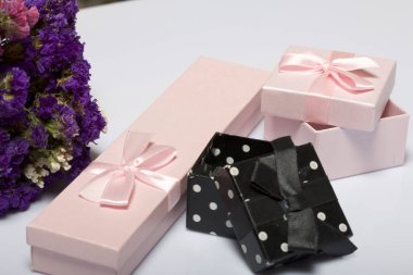 Sarma sunar. Hediye kutuları. Gelecek sonbahar Kuru çiçekler Buket olur. Beyaz bir arka plan üzerinde.