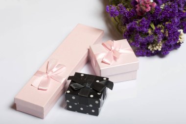 Sarma sunar. Hediye kutuları. Gelecek sonbahar Kuru çiçekler Buket olur. Beyaz bir arka plan üzerinde.