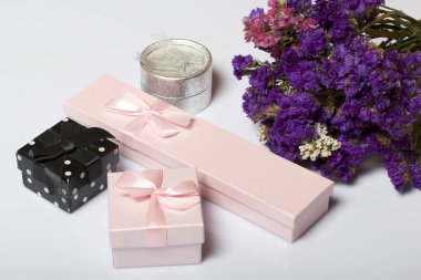 Sarma sunar. Hediye kutuları. Gelecek sonbahar Kuru çiçekler Buket olur. Beyaz bir arka plan üzerinde.