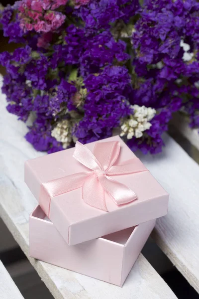 Envolver Regalos Cajas Regalo Continuación Muestra Ramo Flores Secas Otoño — Foto de Stock