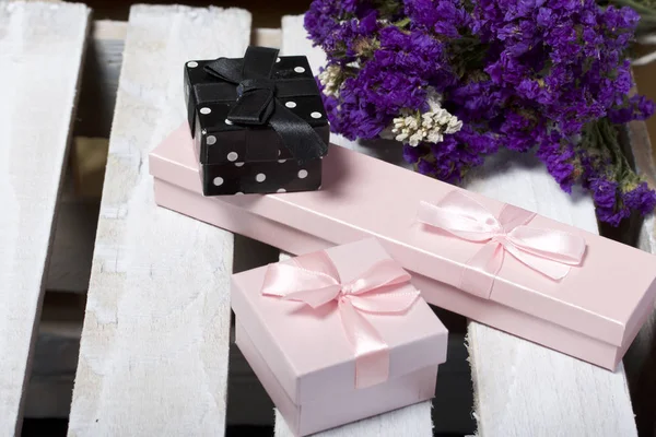 Envolver Regalos Cajas Regalo Continuación Muestra Ramo Flores Secas Otoño — Foto de Stock