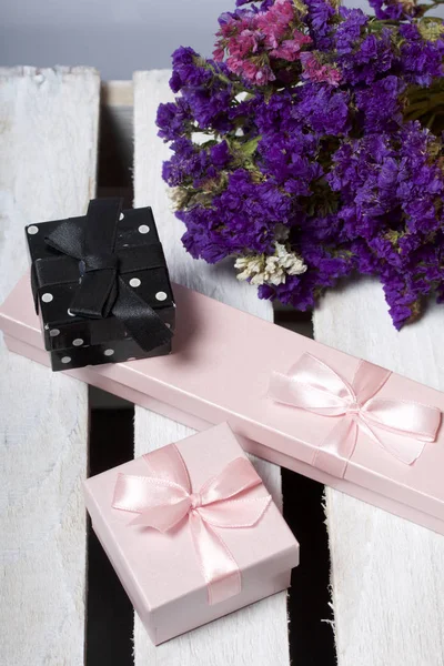 Verpackungsgeschenke Geschenkboxen Als Nächstes Gibt Einen Strauß Herbstlich Getrockneter Blumen — Stockfoto