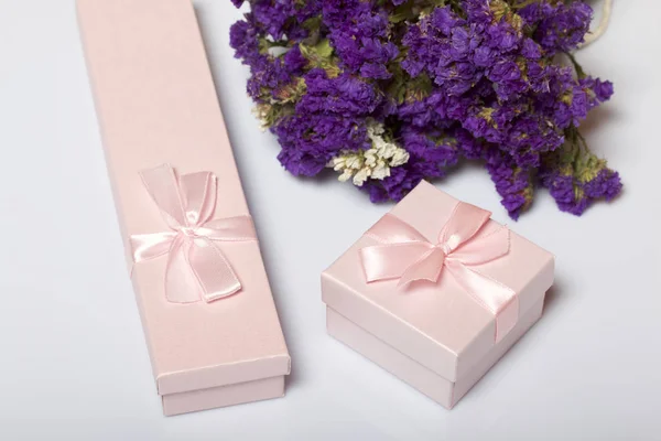 Verpackungsgeschenke Geschenkboxen Als Nächstes Gibt Einen Strauß Herbstlich Getrockneter Blumen — Stockfoto