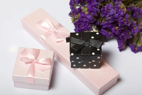 Verpackungsgeschenke Geschenkboxen Als Nächstes Gibt Einen Strauß Herbstlich Getrockneter Blumen — Stockfoto