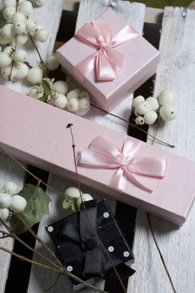 Verpackungsgeschenke Geschenkboxen Der Nähe Befindet Sich Ein Zweig Von Einem — Stockfoto