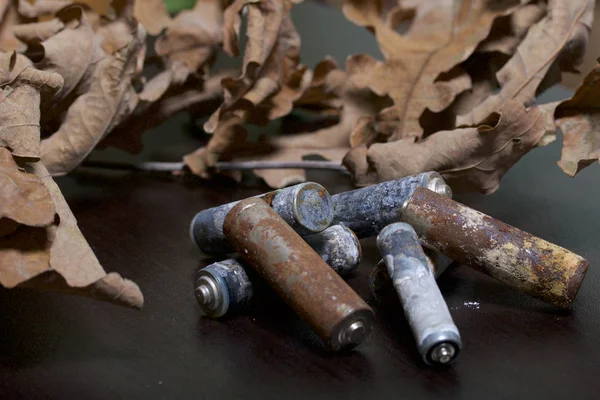Kullanılmış Piller Korozyon Ile Kaplı Farklı Şekil Boyutlarda Ölü Sonbahar — Stok fotoğraf