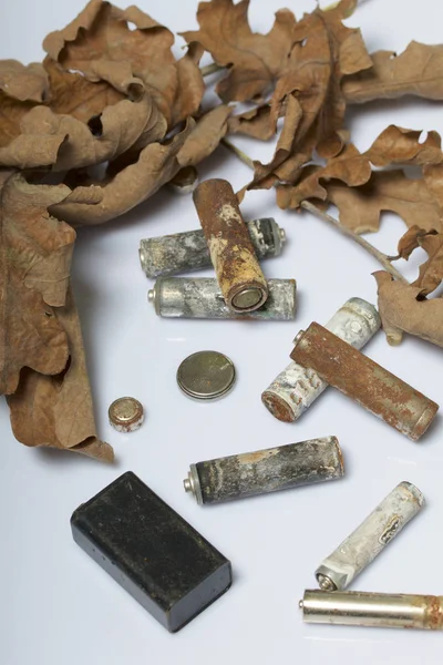Kullanılmış Piller Korozyon Ile Kaplı Farklı Şekil Boyutlarda Ölü Sonbahar — Stok fotoğraf