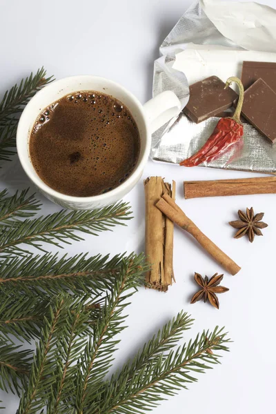 Una Taza Café Mesa Chocolate Palitos Canela Vainas Pimiento Rojo — Foto de Stock