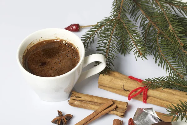 Una Taza Café Mesa Chocolate Palitos Canela Vainas Pimiento Rojo — Foto de Stock