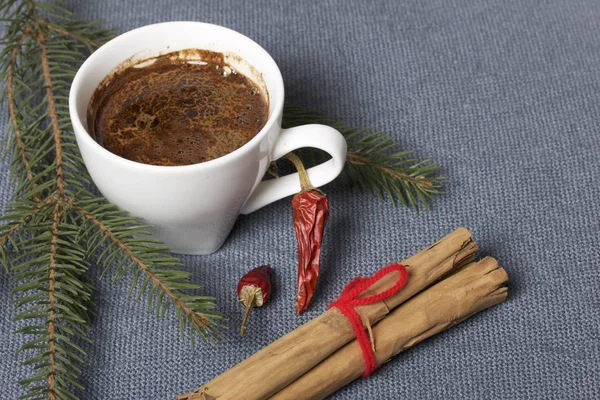 Una Taza Café Mesa Palitos Canela Vainas Pimiento Rojo Junto — Foto de Stock