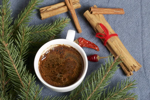 Una Taza Café Mesa Palitos Canela Vainas Pimiento Rojo Junto — Foto de Stock