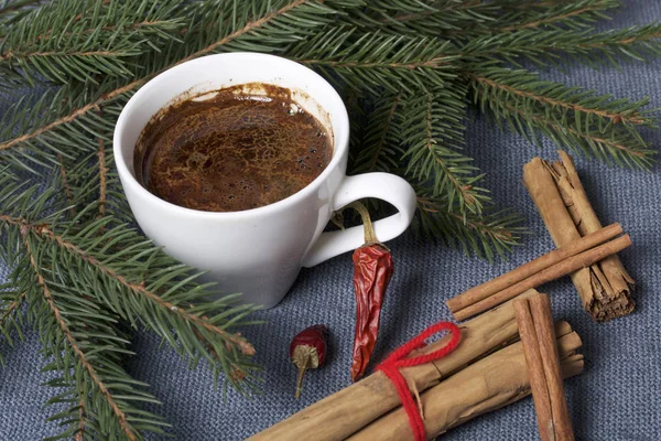 Una Taza Café Mesa Palitos Canela Vainas Pimiento Rojo Junto — Foto de Stock