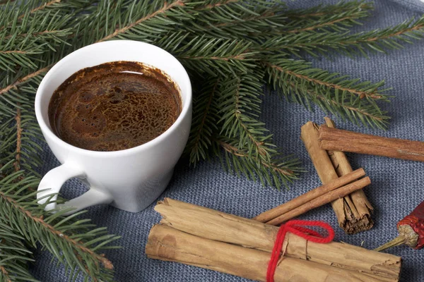 Una Taza Café Mesa Palitos Canela Vainas Pimiento Rojo Junto — Foto de Stock