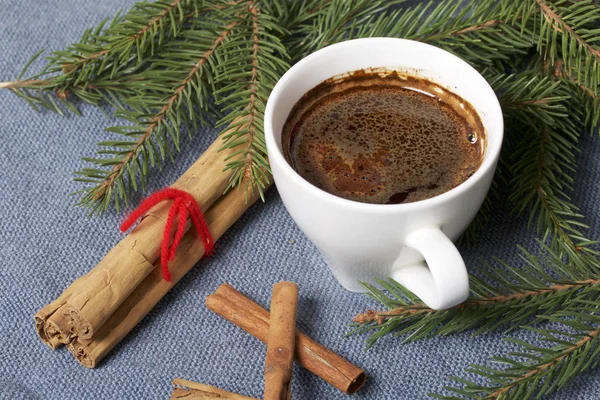 Una Taza Café Mesa Palitos Canela Junto Las Ramas Abeto — Foto de Stock