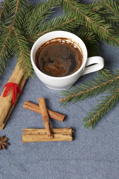 Una Taza Café Mesa Palitos Canela Junto Las Ramas Abeto — Foto de Stock