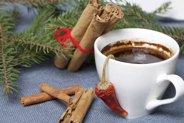 Una Taza Café Mesa Palitos Canela Vainas Pimiento Rojo Junto — Foto de Stock