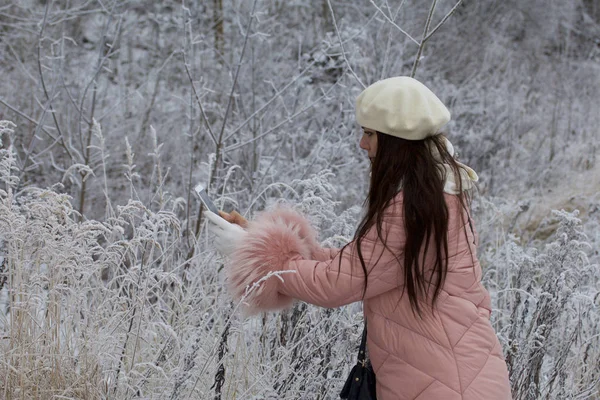 Дівчина Зимовому Одязі Фотографії Кущів Покритих Красивою Калюжею — стокове фото