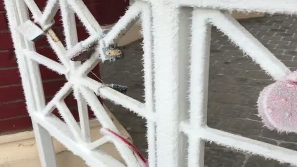 挂锁挂在公园凉亭的栏杆上 所有的东西都被霜覆盖着 — 图库视频影像