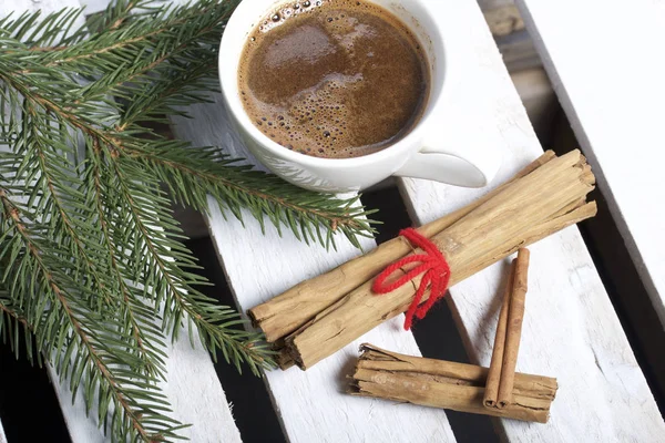 Una Taza Café Canela Pega Lado Las Ramas Abeto Una — Foto de Stock