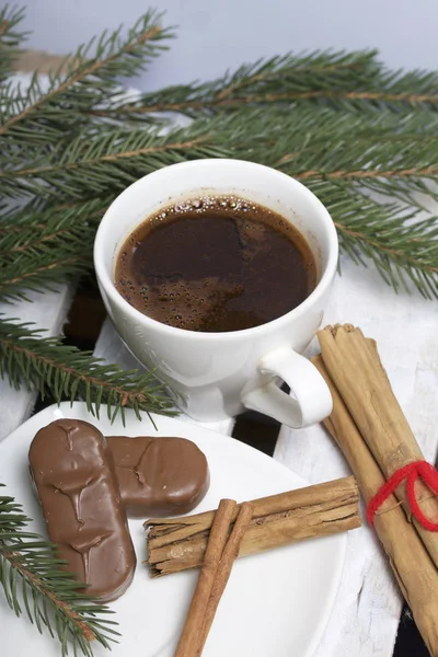 Una Taza Café Palitos Canela Chocolate Junto Las Ramas Abeto — Foto de Stock