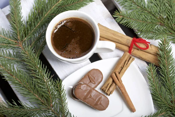 Una Taza Café Palitos Canela Chocolate Junto Las Ramas Abeto — Foto de Stock