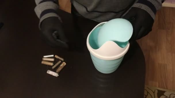 Bir Adam Özel Bir Kap Içinde Atık Piller Atar — Stok video
